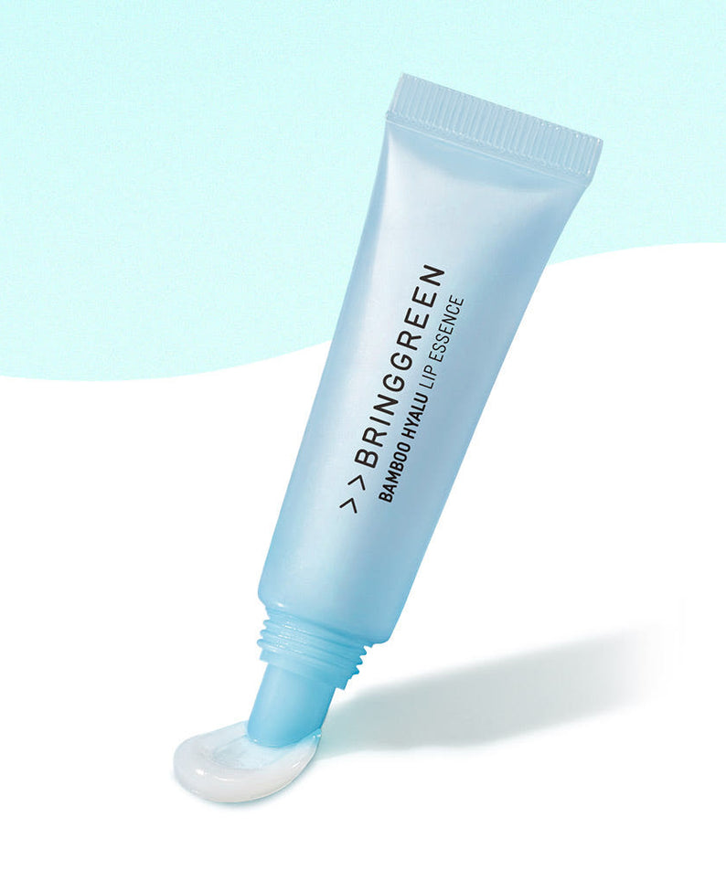 BRINGGREEN Bamboo Hyalu Lip Essence, tube cosmétique sur fond bleu clair, marque visible en gros plan.