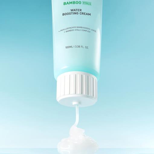 BRINGGREEN Bamboo Hyaluronic Acid Moisture Boosting Cream 100mL, crème hydratante sur fond bleu, tube de la marque BringGreen.
