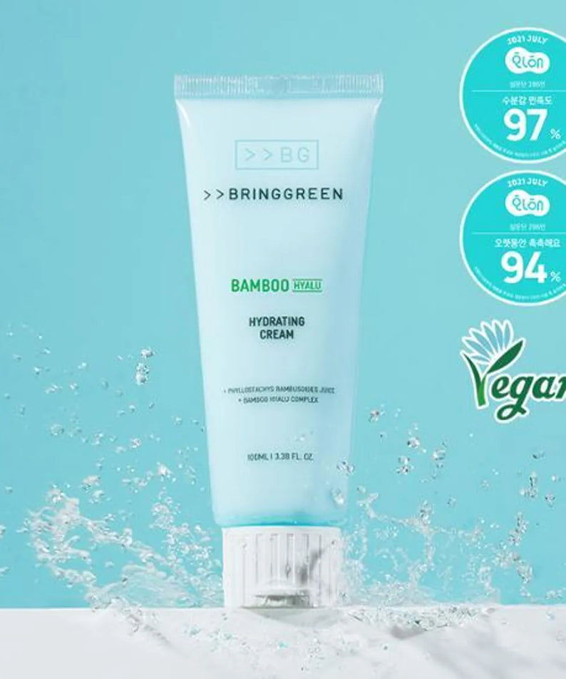 BRINGGREEN Bamboo Hyaluronic Acid Moisture Boosting Cream 100mL, crème hydratante de BRINGGREEN sur fond bleu, gouttes d’eau