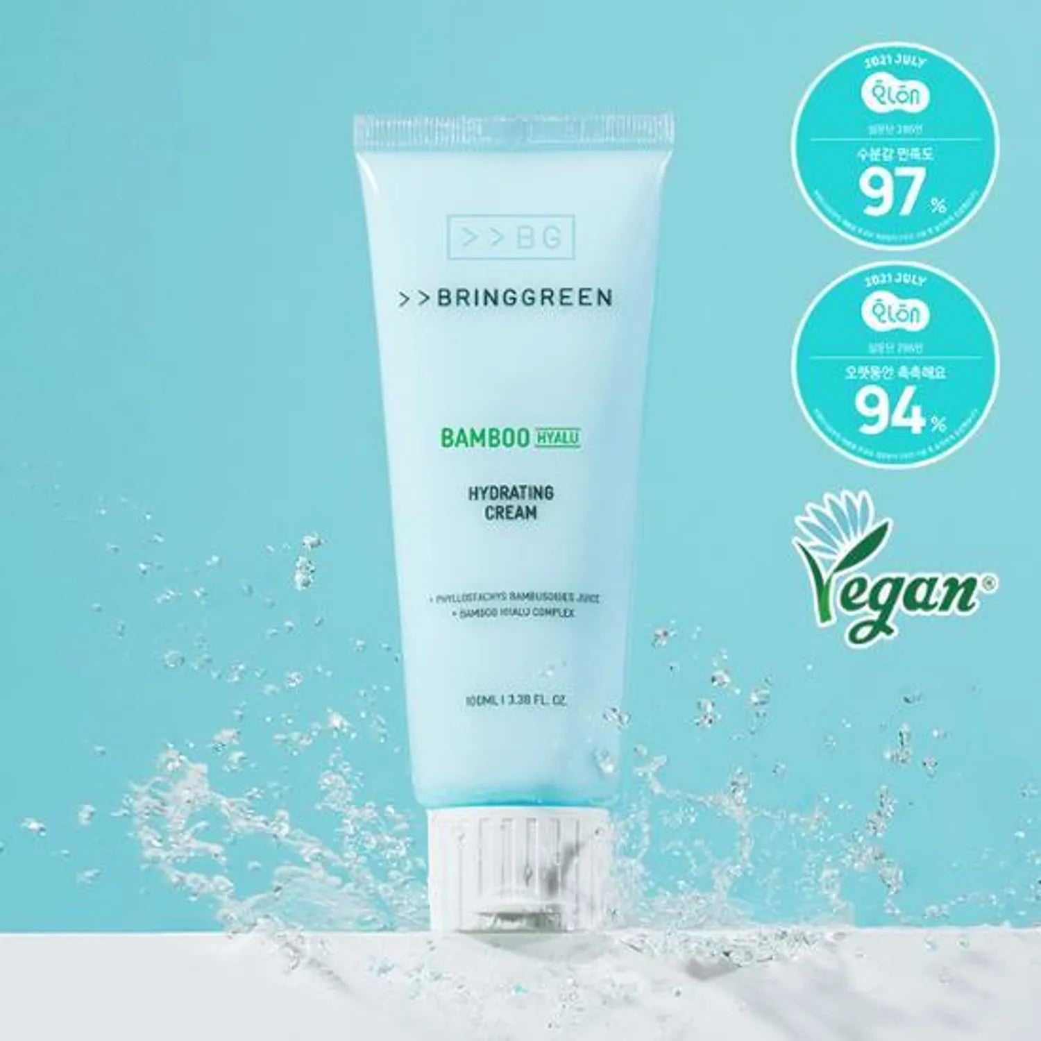 BRINGGREEN Bamboo Hyaluronic Acid Moisture Boosting Cream 100mL, crème hydratante de BRINGGREEN sur fond bleu, gouttes d’eau