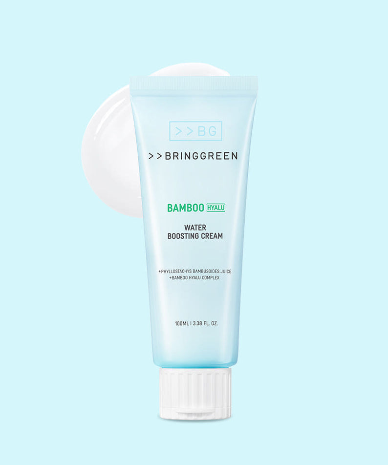BRINGGREEN Bamboo Hyaluronic Acid Moisture Boosting Cream 100mL, tube de crème hydratante de la marque BRINGGREEN sur fond bleu.