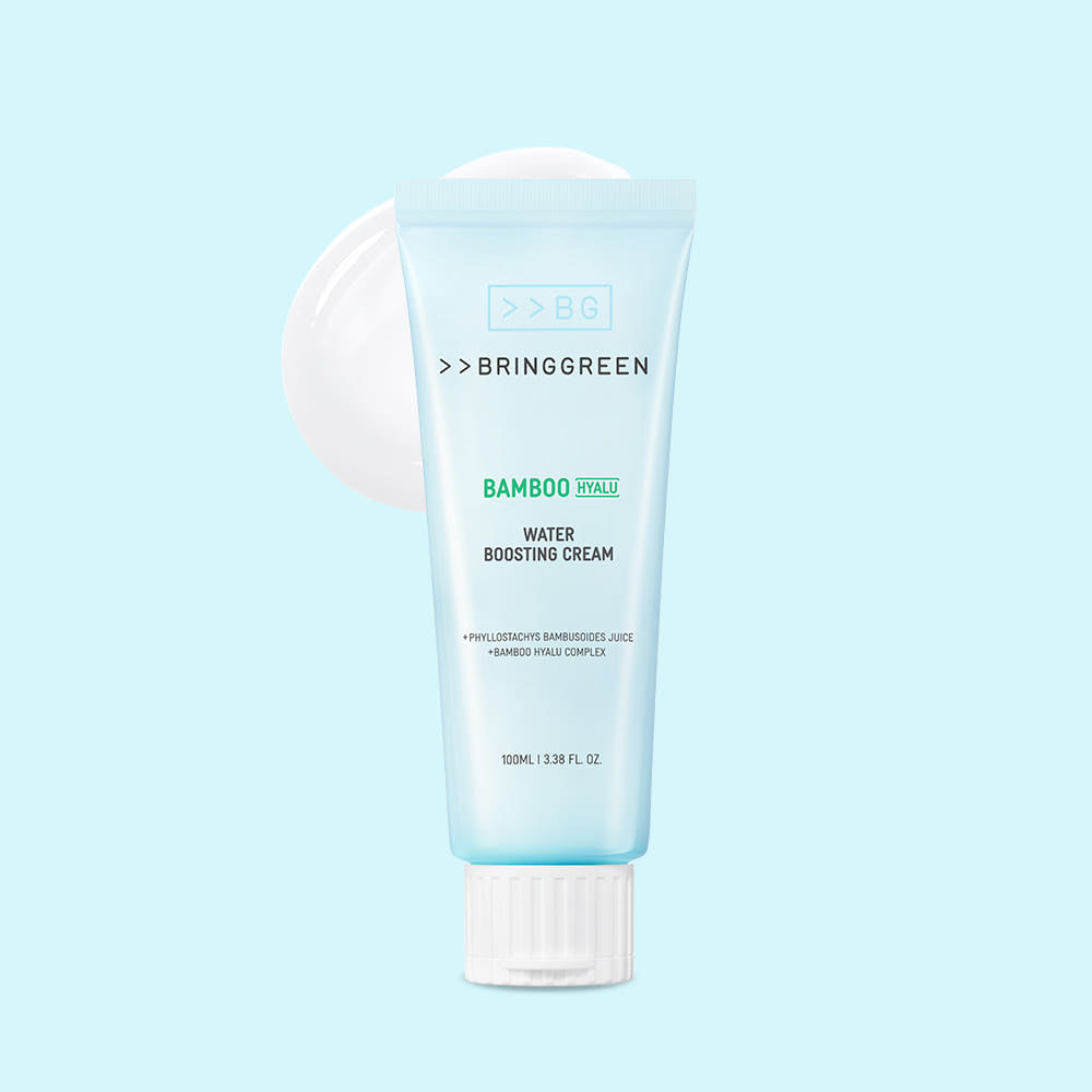 BRINGGREEN Bamboo Hyaluronic Acid Moisture Boosting Cream 100mL, tube de crème hydratante de la marque BRINGGREEN sur fond bleu.