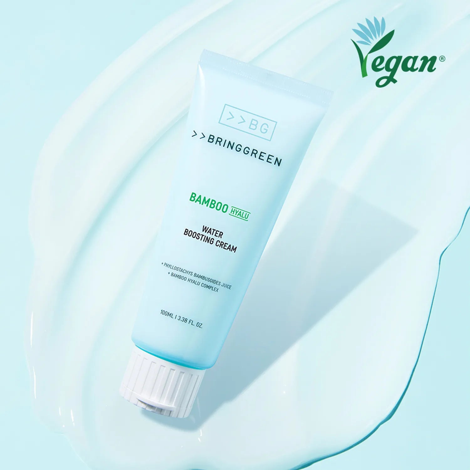 BRINGGREEN Bamboo Hyaluronic Acid Moisture Boosting Cream 100mL de la marque BRINGGREEN, tube sur fond bleu.