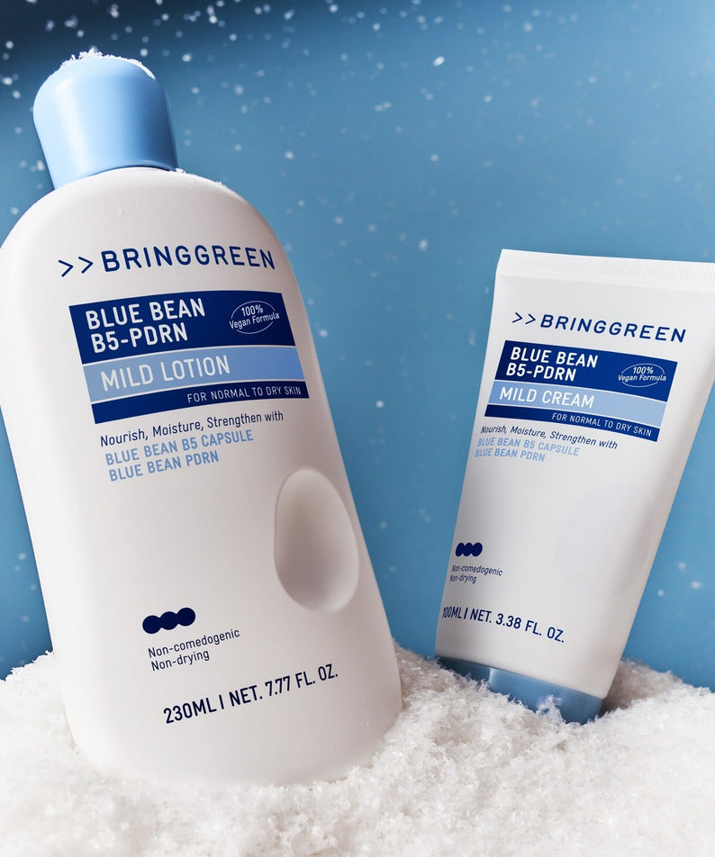 BRINGGREEN Blue Bean B5-PDRN Mild Lotion 230ml de la marque BRINGGREEN, flacon et tube sur neige bleue, décor visuel
