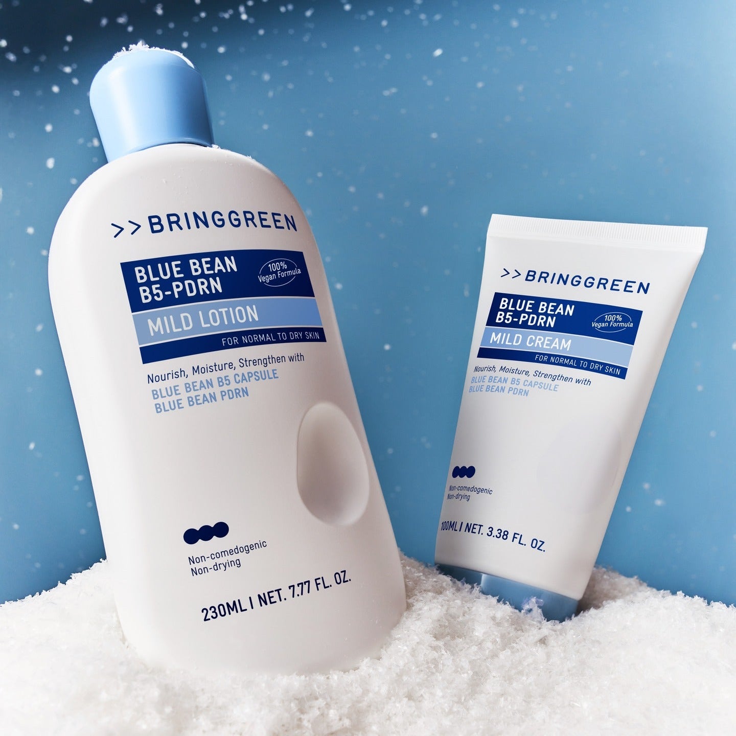 BRINGGREEN Blue Bean B5-PDRN Mild Lotion 230ml de la marque BRINGGREEN, flacon et tube sur neige bleue, décor visuel