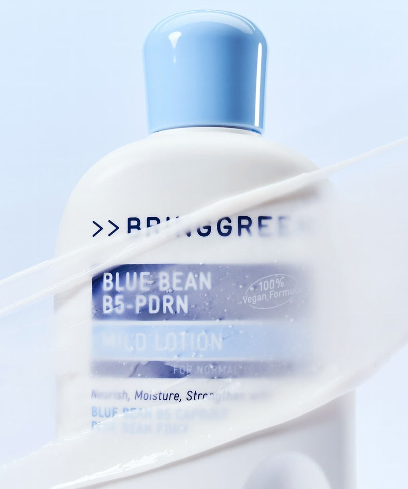 BRINGGREEN Blue Bean B5-PDRN Mild Lotion 230ml sur fond bleu, bouteille et texture de crème visibles, contexte visuel produit