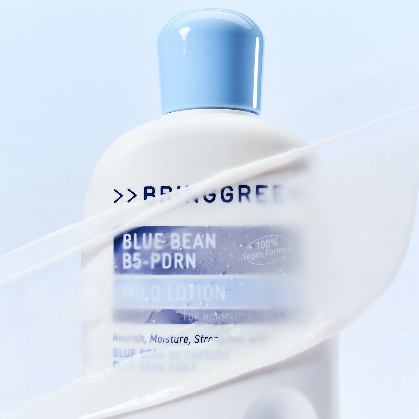 BRINGGREEN Blue Bean B5-PDRN Mild Lotion 230ml sur fond bleu, bouteille et texture de crème visibles, contexte visuel produit