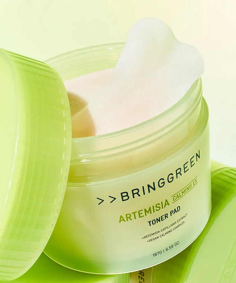 BRINGGREEN Mugwort Calming EX Toner Pads 75 Sheets : pots verts avec tampons de toner, marque BRINGGREEN, ambiance beauté spa