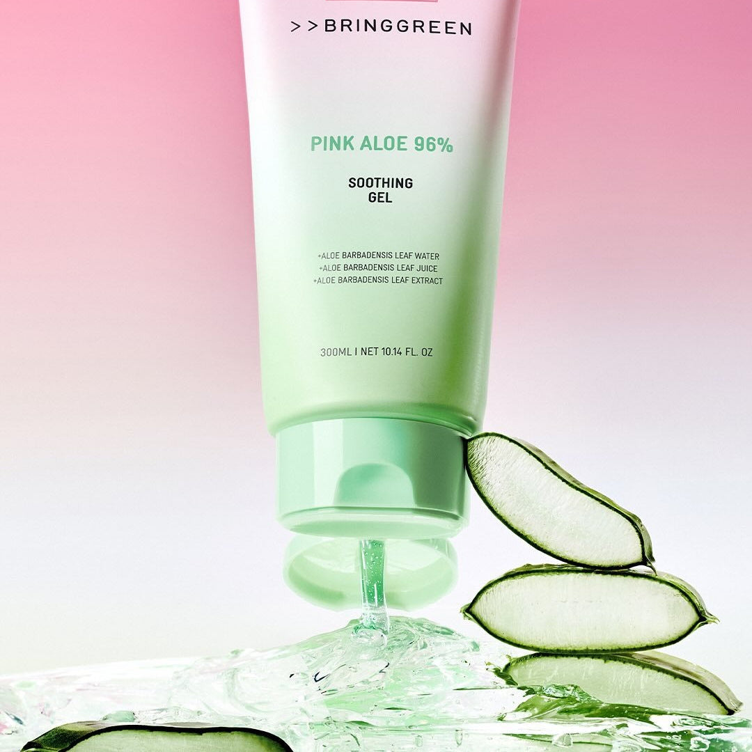 BRINGGREEN Pink Aloe 96% Soothing Gel 300ml, tube rose en gros plan sur fond clair avec aloe tranchée