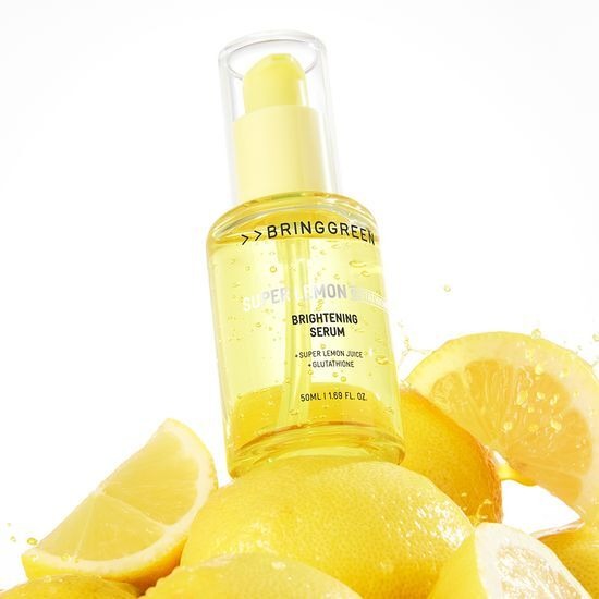 BRINGGREEN Super Lemon Glutathione Serum 50mL, sérum BRINGGREEN sur fond blanc, flacon et citrons jaunes, contexte skincare.