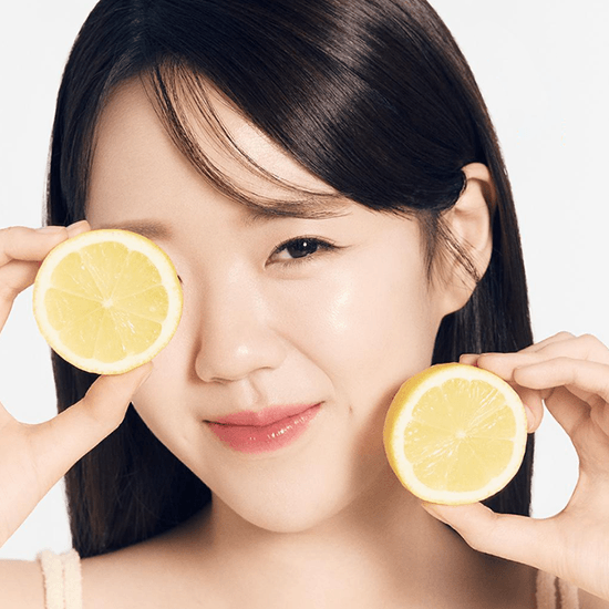 BRINGGREEN Super Lemon Glutathione Tone-Up Sun Cream 50ml+50ml SPF 50+ / PA++++, jeune femme tenant des citrons, ensoleillé