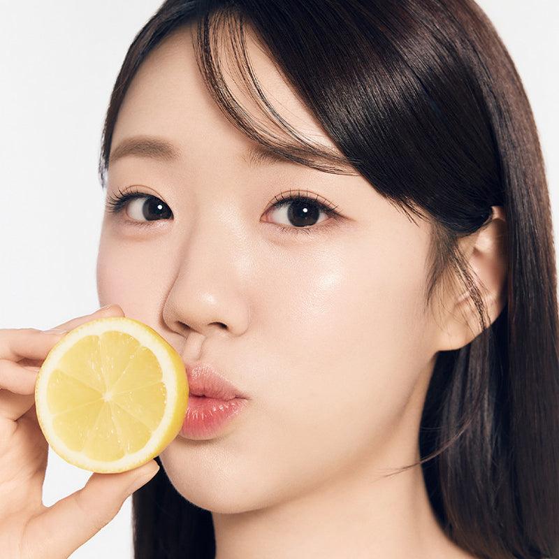 BRINGGREEN Super Lemon Glutathione Toner Pads 90 Pads + 90 Pad Refill Set, femme tenant un demi-citron, marque sur produit
