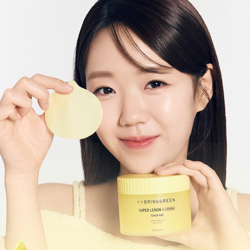 BRINGGREEN Super Lemon Glutathione Toner Pads 90 Pads + 90 Pad Refill Set, femme applique des disques toners sur la joue