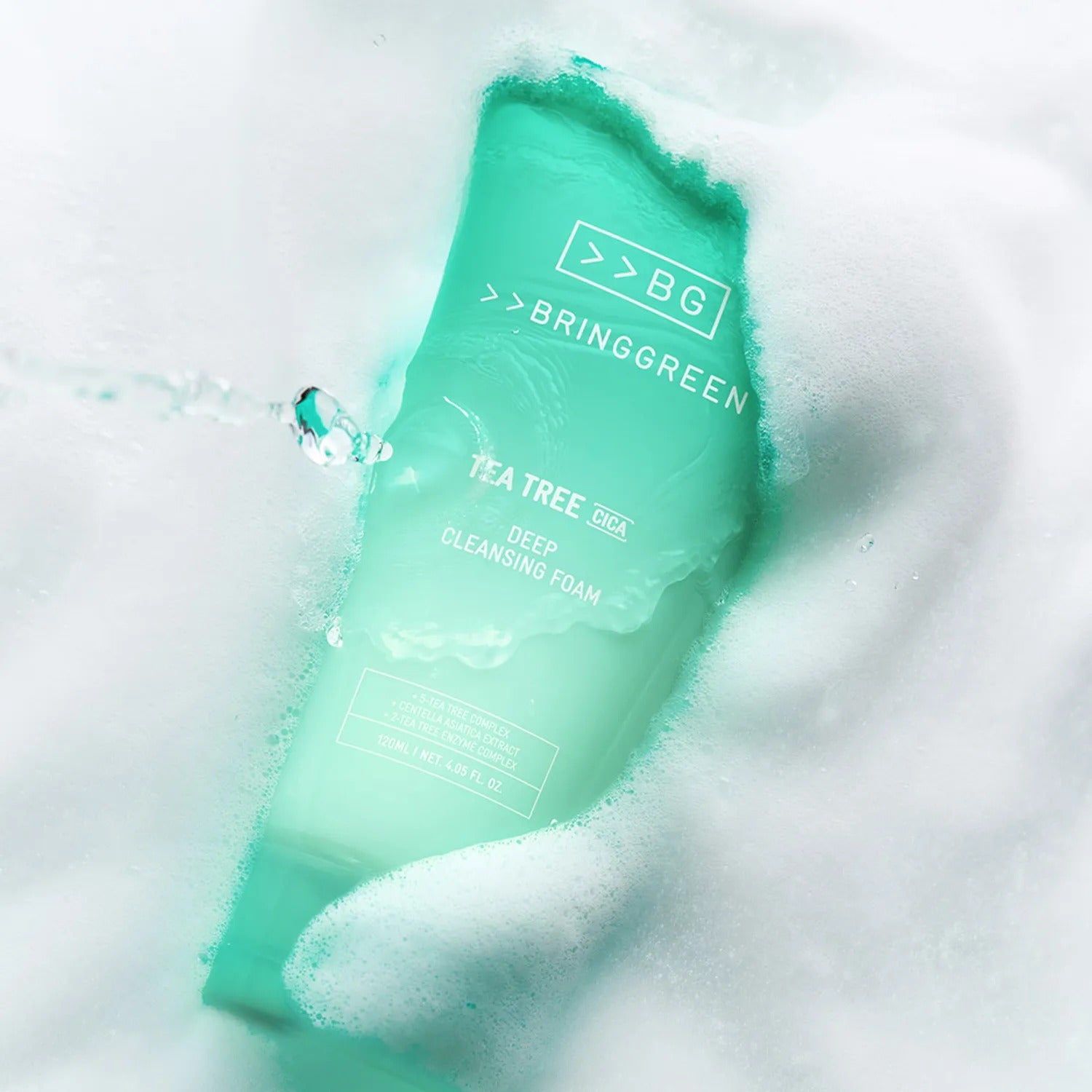 BRINGGREEN Tea Tree Cica Deep Cleansing Foam 120ml de la marque BRINGGREEN, posé sur fond blanc avec mousse et eau.