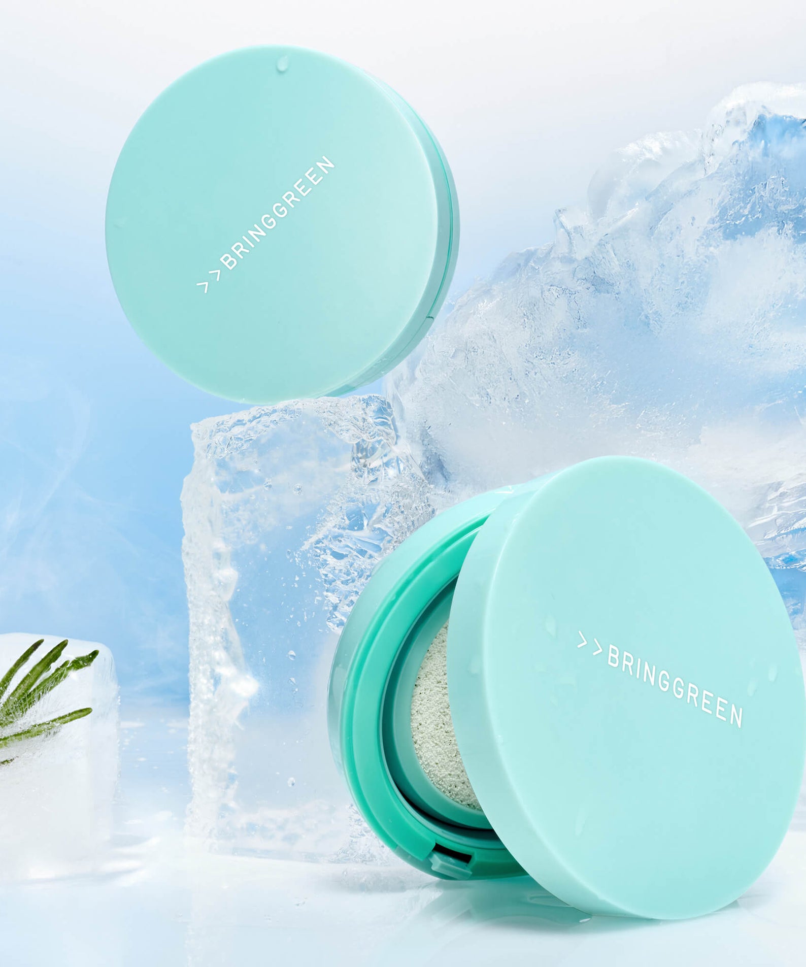 BRINGGREEN Tea Tree Cica Tone Up Sun Cushion de marque BRINGGREEN, coffrets et coussin crème sur fond glacé bleu