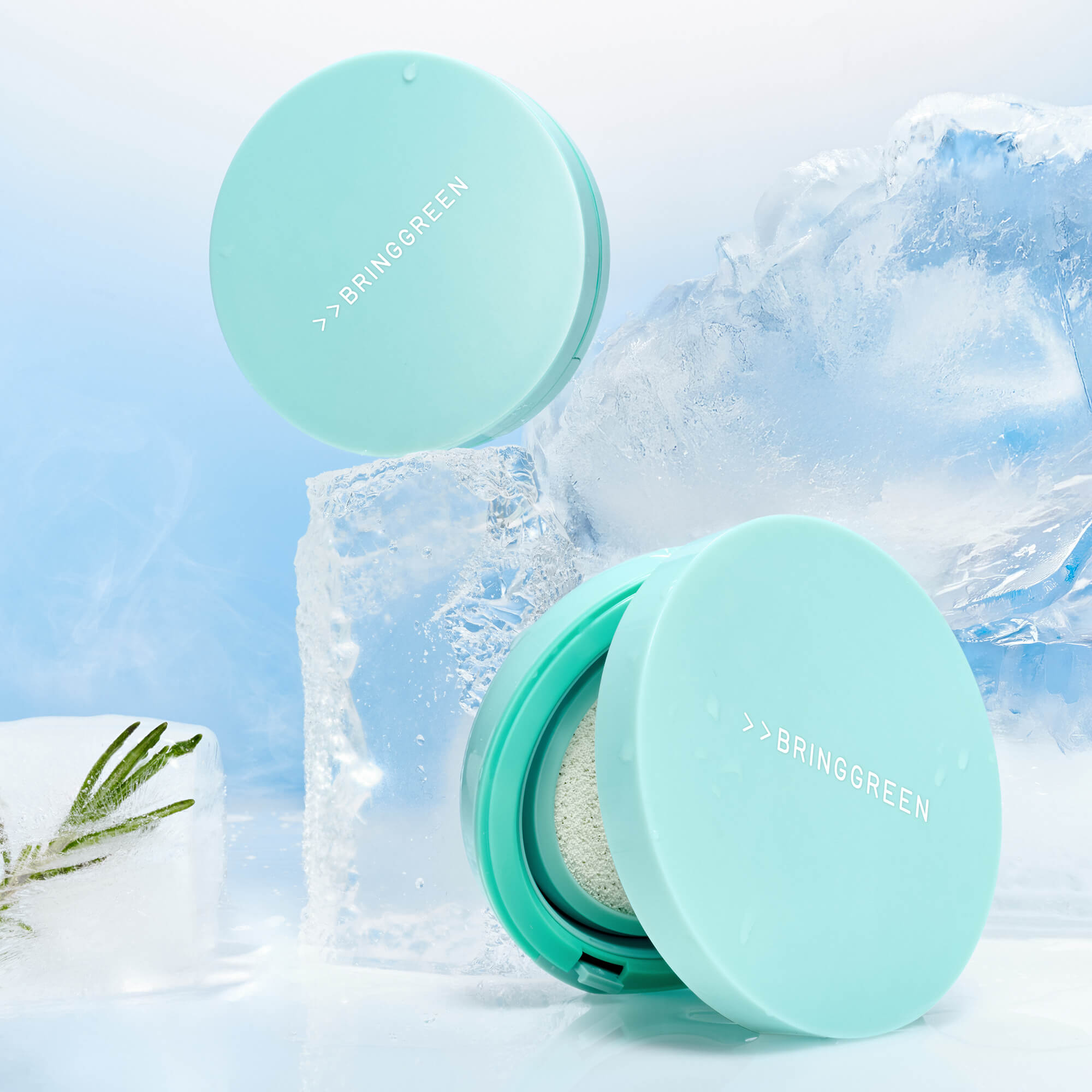 BRINGGREEN Tea Tree Cica Tone Up Sun Cushion de marque BRINGGREEN, coffrets et coussin crème sur fond glacé bleu