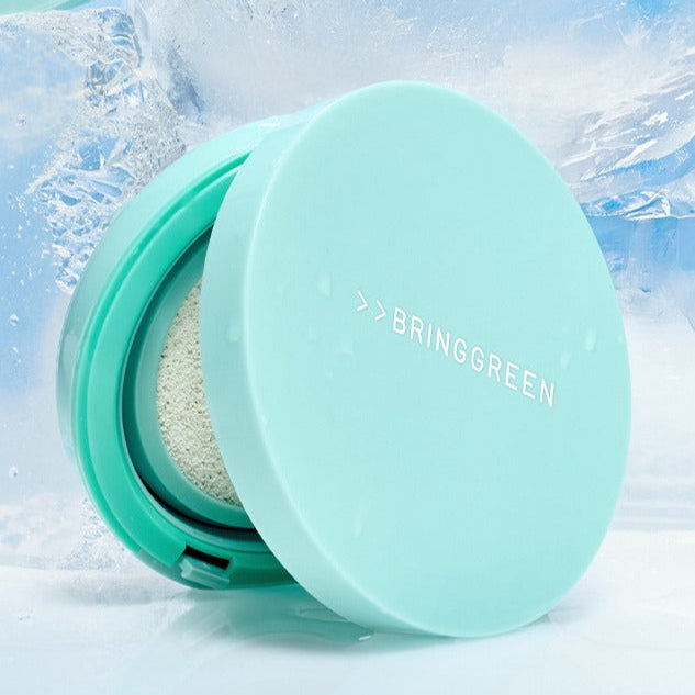 BRINGGREEN Tea Tree Cica Tone Up Sun Cushion BRINGGREEN, boîtier turquoise sur fond bleu glacé, texture coussin