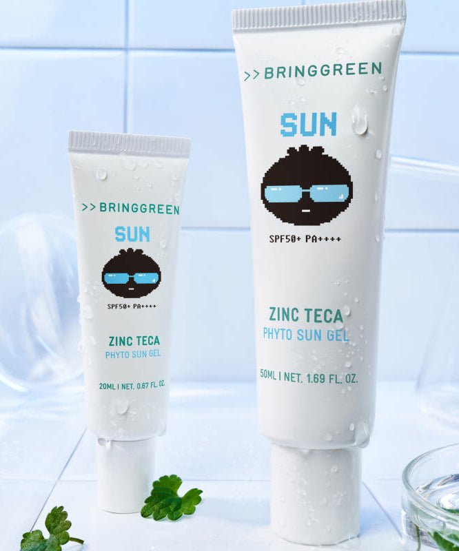BRINGGREEN Zinc Teca Phyto Sun Gel 50ml / SPF50+ PA++++, crème solaire, tube sur fond bleu avec éclaboussures et feuilles.