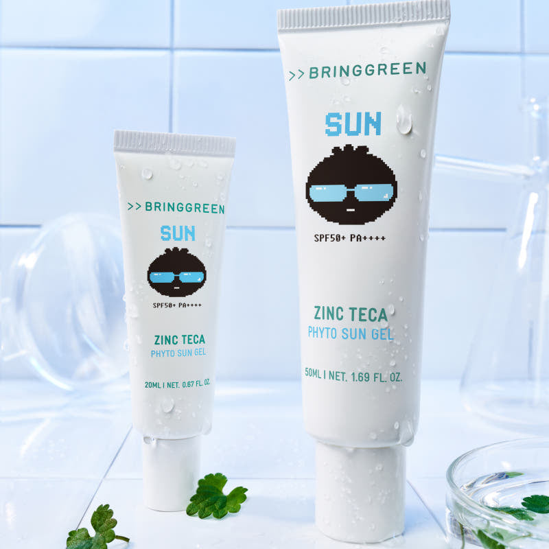 BRINGGREEN Zinc Teca Phyto Sun Gel 50ml / SPF50+ PA++++, crème solaire, tube sur fond bleu avec éclaboussures et feuilles.