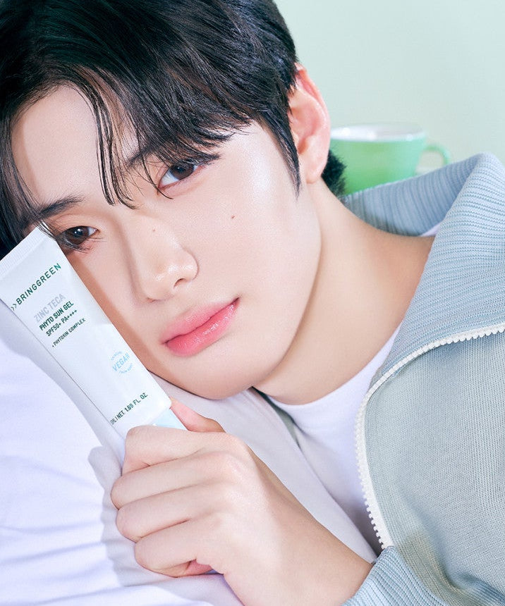 BRINGGREEN Zinc Teca Phyto Sun Gel 50ml / SPF50+ PA++++ sur visage, homme appliquant la crème solaire en ambiance naturelle.