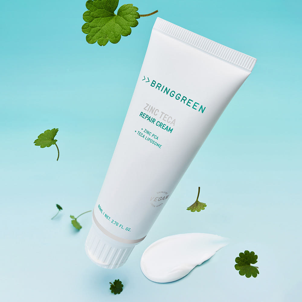 BRINGGREEN Zinc Teca Repair Blemish Cream 80ml de la marque BRINGGREEN, tube blanc sur fond bleu avec herbes.