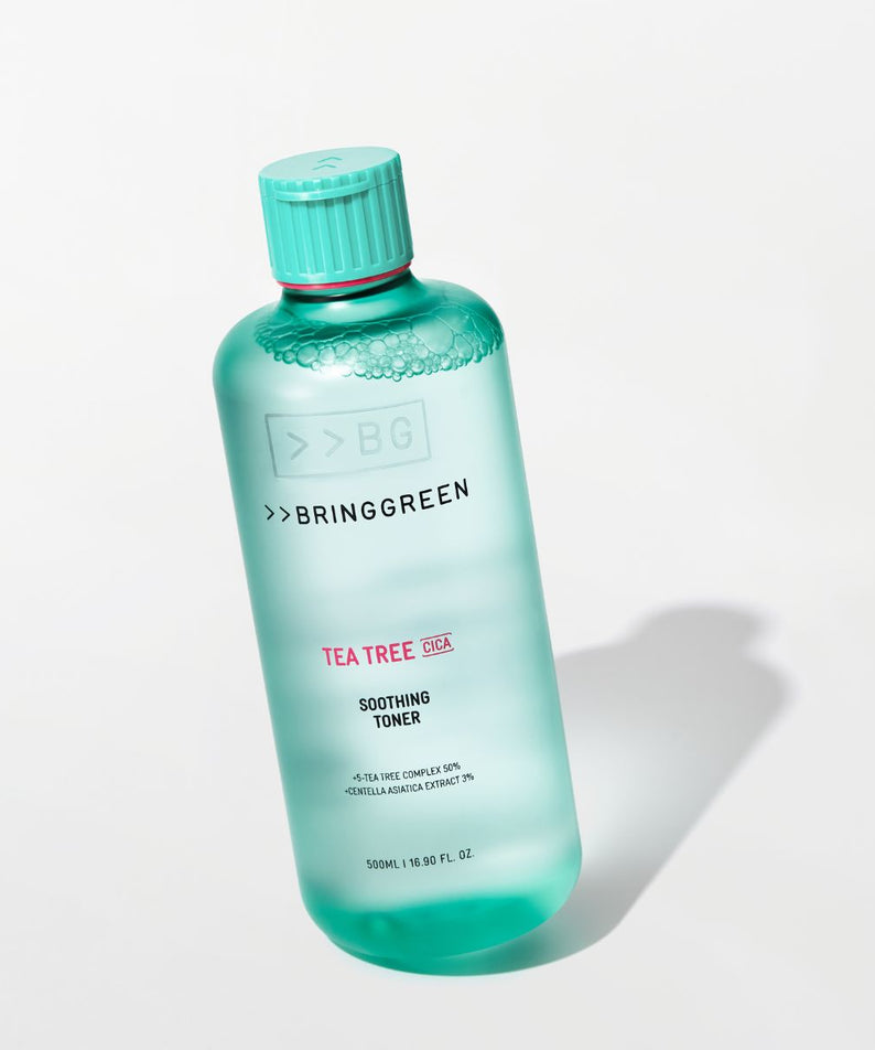 Décris l'image en français : BRINGGREEN Teatree Cica Soothing Toner 250ml/500ml, flacon vert sur fond blanc, marque BRINGGREEN.