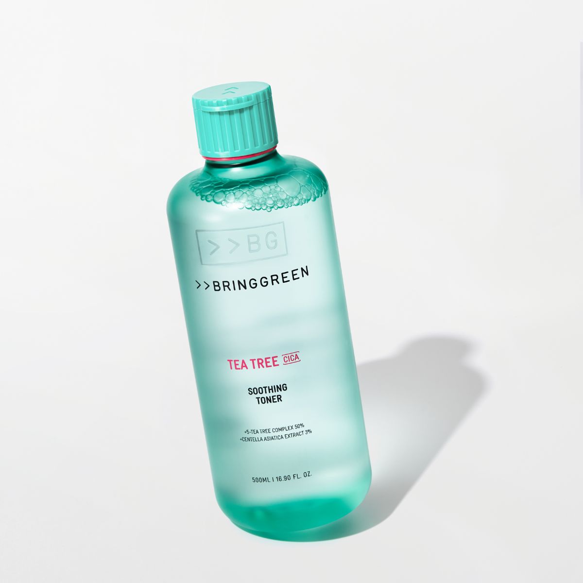 Décris l'image en français : BRINGGREEN Teatree Cica Soothing Toner 250ml/500ml, flacon vert sur fond blanc, marque BRINGGREEN.