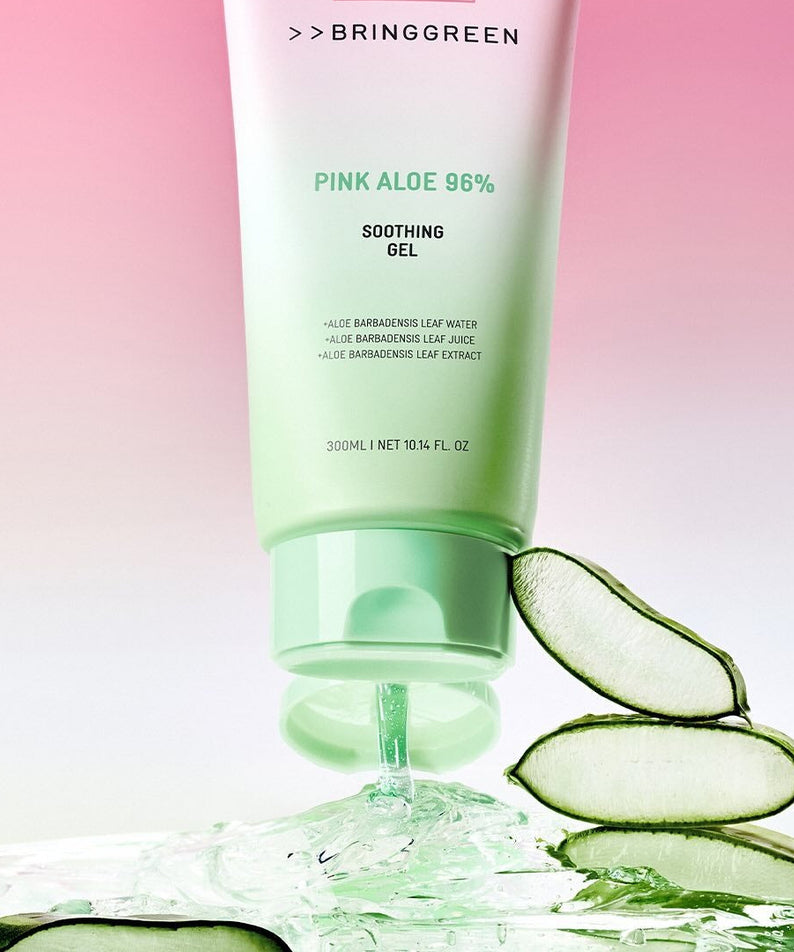 Gel apaisant BRINGGREEN Pink Aloe 96% 300ml avec extrait d'aloe vera, flacon et tranches d'aloe sur fond rose.