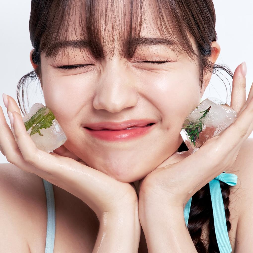 BRINGGREEN Teatree Cica Cooling Sun Stick 20g : produit soleil frais de la marque sur peau avec glaçons, visage souriant