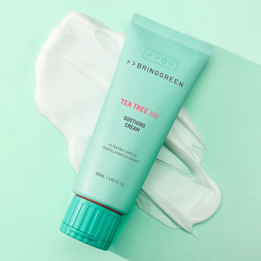 BRINGGREEN Teatree Cica Soothing Cream Plus 100ml, tube vert sur fond menthe avec texture crème, contexte beauté.