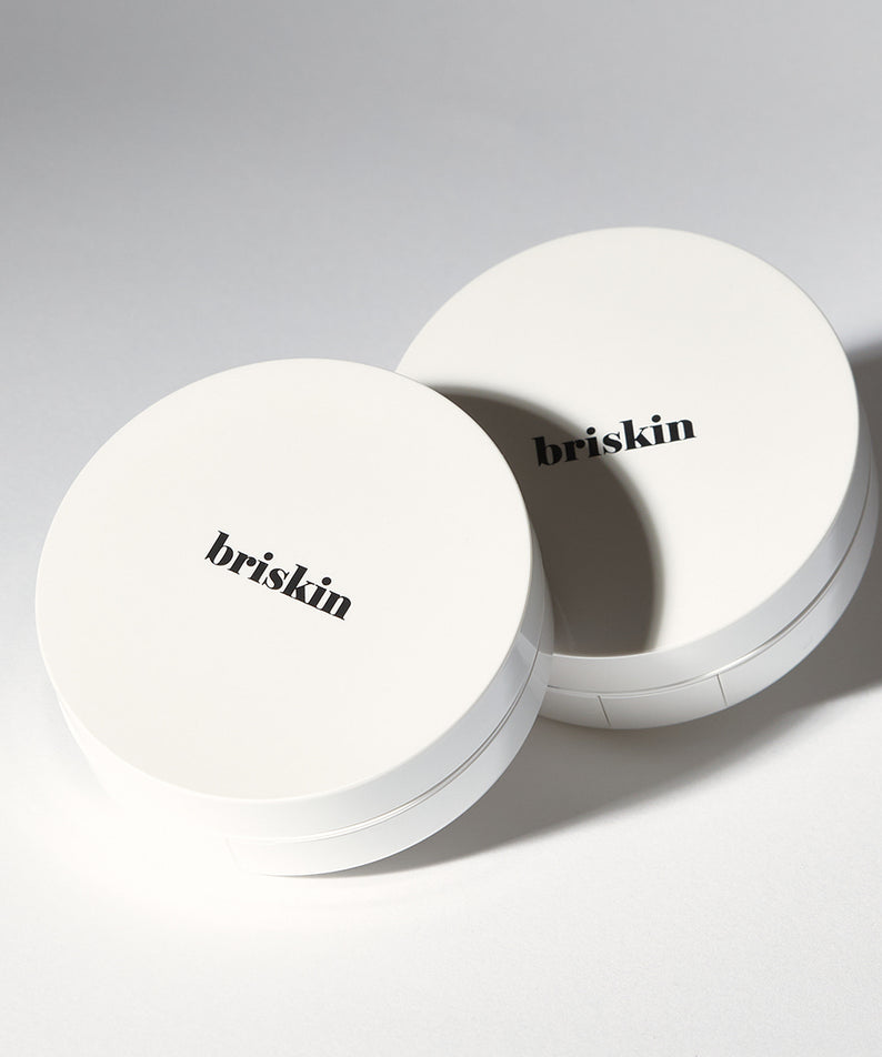 BRISKIN Exo-Glow Secondskin Cushion 15g emballage blanc élégant sur surface blanche.