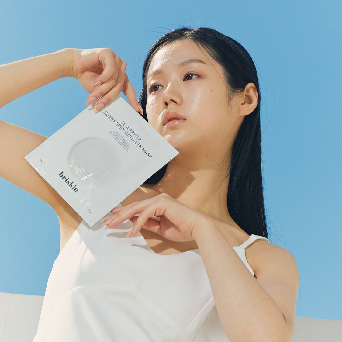 BRISKIN Selaginella Exopeptide Collagen Mask 5 sheets de BRISKIN sur une femme, masque facial sur fond bleu clair.