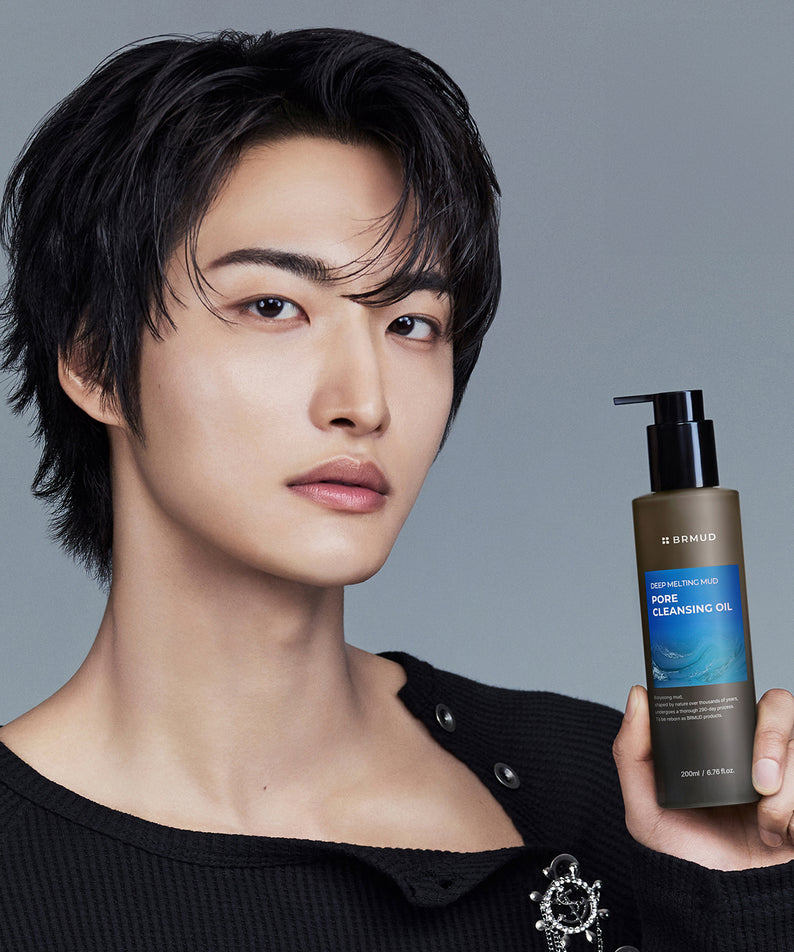 BRMUD Deep melting Mud Pore Cleansing Oil 200ML, huile démaquillante en flacon noir, main en tenue, modèle visage.