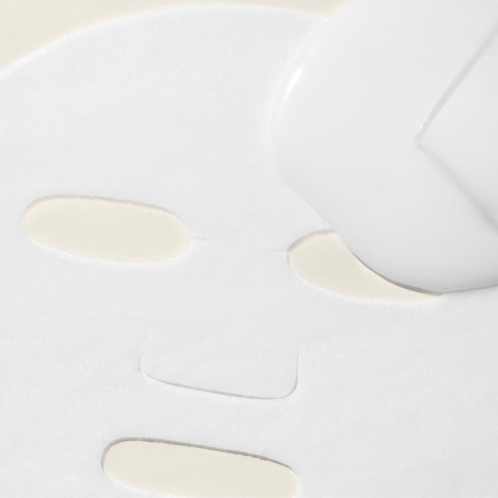 BRTC Ceramide Boosting Mask 10 Sheets : masque visage en tissu blanc, sérum diffusé, gros plan, sur fond crème.
