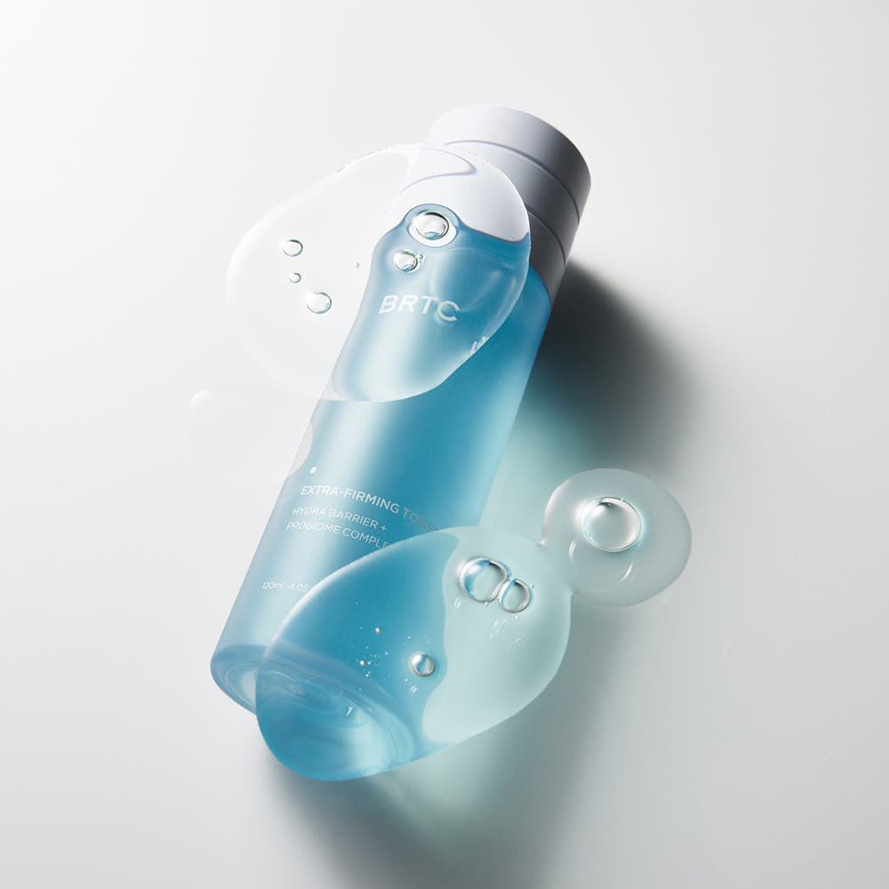 Décris l'image en français: BRTC Hydra Daily Toner 120ml de BRTC, flacon bleu sur fond blanc, style hydratation.