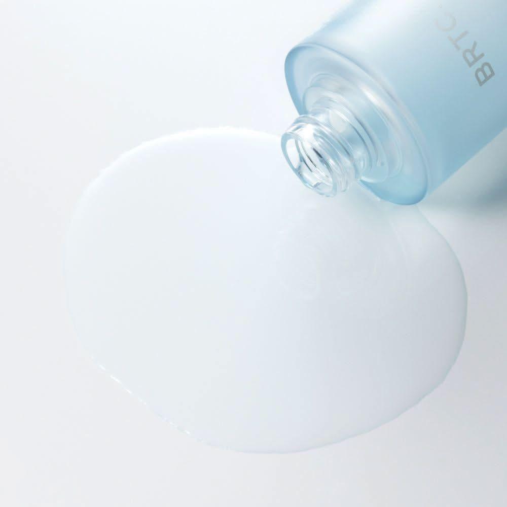 BRTC Hydra Daily Toner 120ml de BRTC, flacon bleu clair avec gel hydratant sur fond blanc, gouttelette visuelle