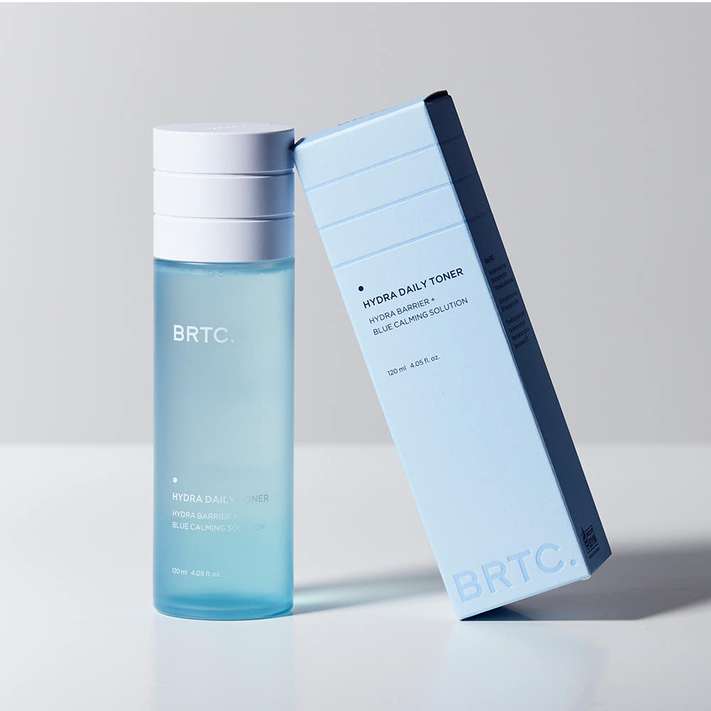 BRTC Hydra Daily Toner 120ml de BRTC, flacon bleu hydratant sur fond clair, design photo produit en studio.
