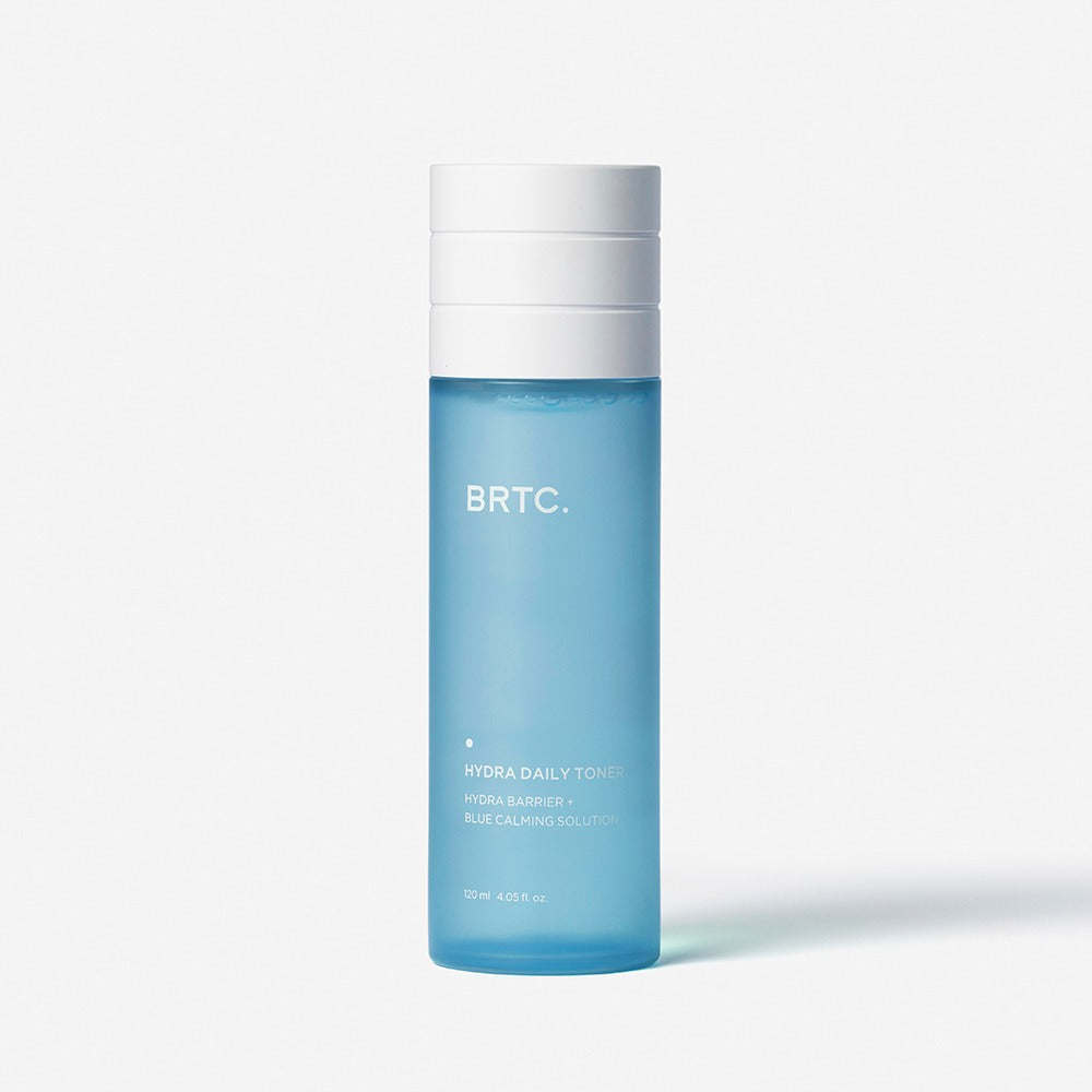 Décris l’image : BRTC Hydra Daily Toner 120ml, flacon bleu sur fond clair, marque BRTC, tonique hydratant quotidien.