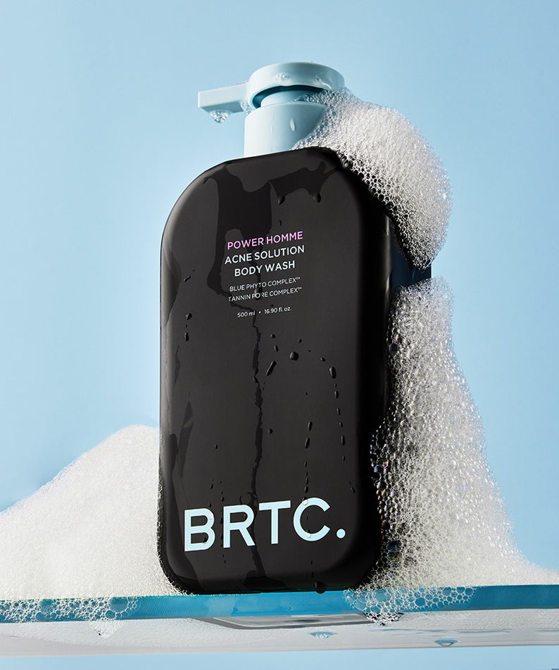BRTC Power Homme Acne Solution Body Wash 500ml de la marque BRTC sur fond bleu, avec mousse et flacon