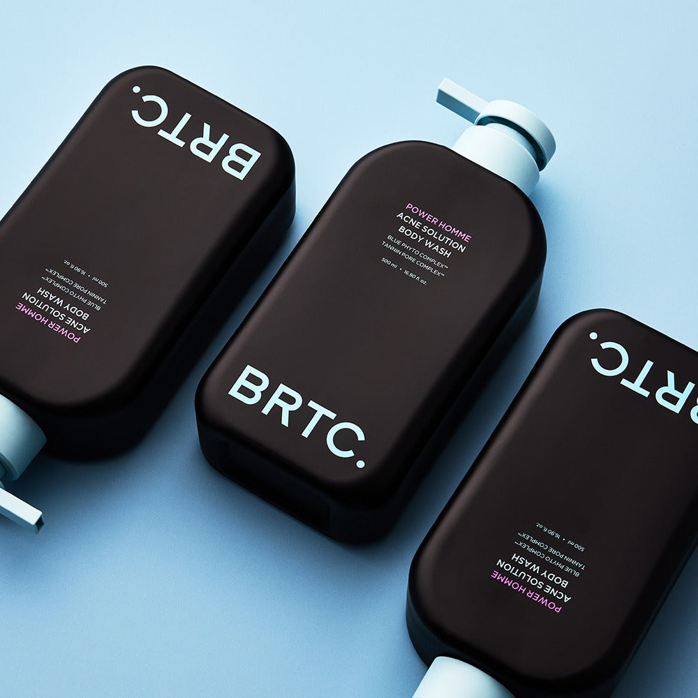 BRTC Power Homme Acne Solution Body Wash 500ml de BRTC, bouteilles sur fond bleu, contexte visuel produit cosmétique anti-acné.