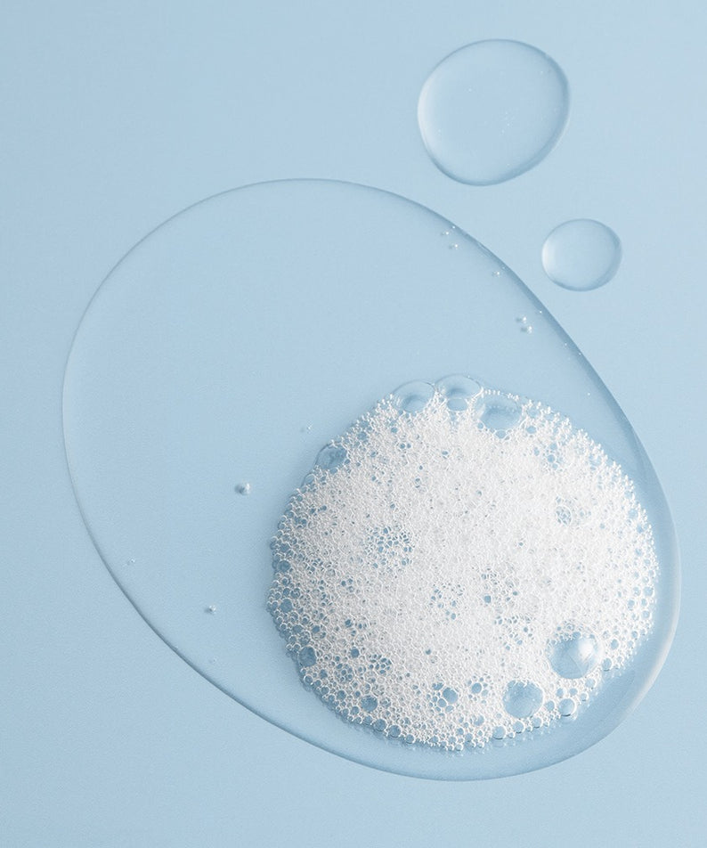 BRTC Power Homme Acne Solution Body Wash 500ml, marque BRTC, flacon sur fond bleu avec mousse et bulles de bain