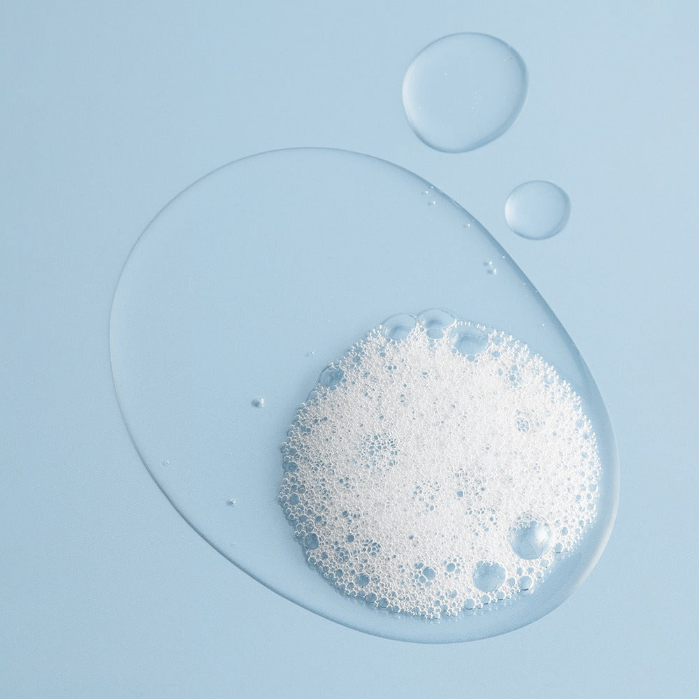 BRTC Power Homme Acne Solution Body Wash 500ml, marque BRTC, flacon sur fond bleu avec mousse et bulles de bain