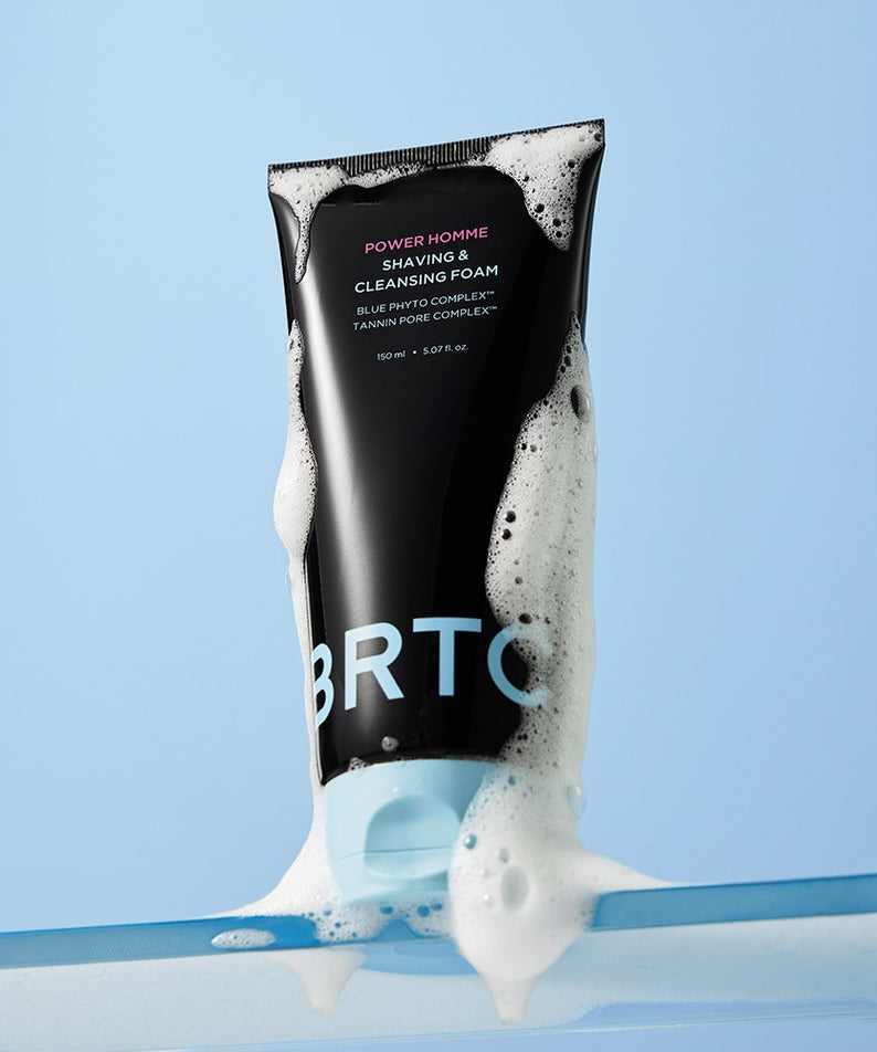 BRTC Power Homme Shaving & Cleanser Foam 150ml de BRTC : tube noir avec mousse, fond bleu, rafraîchissant.