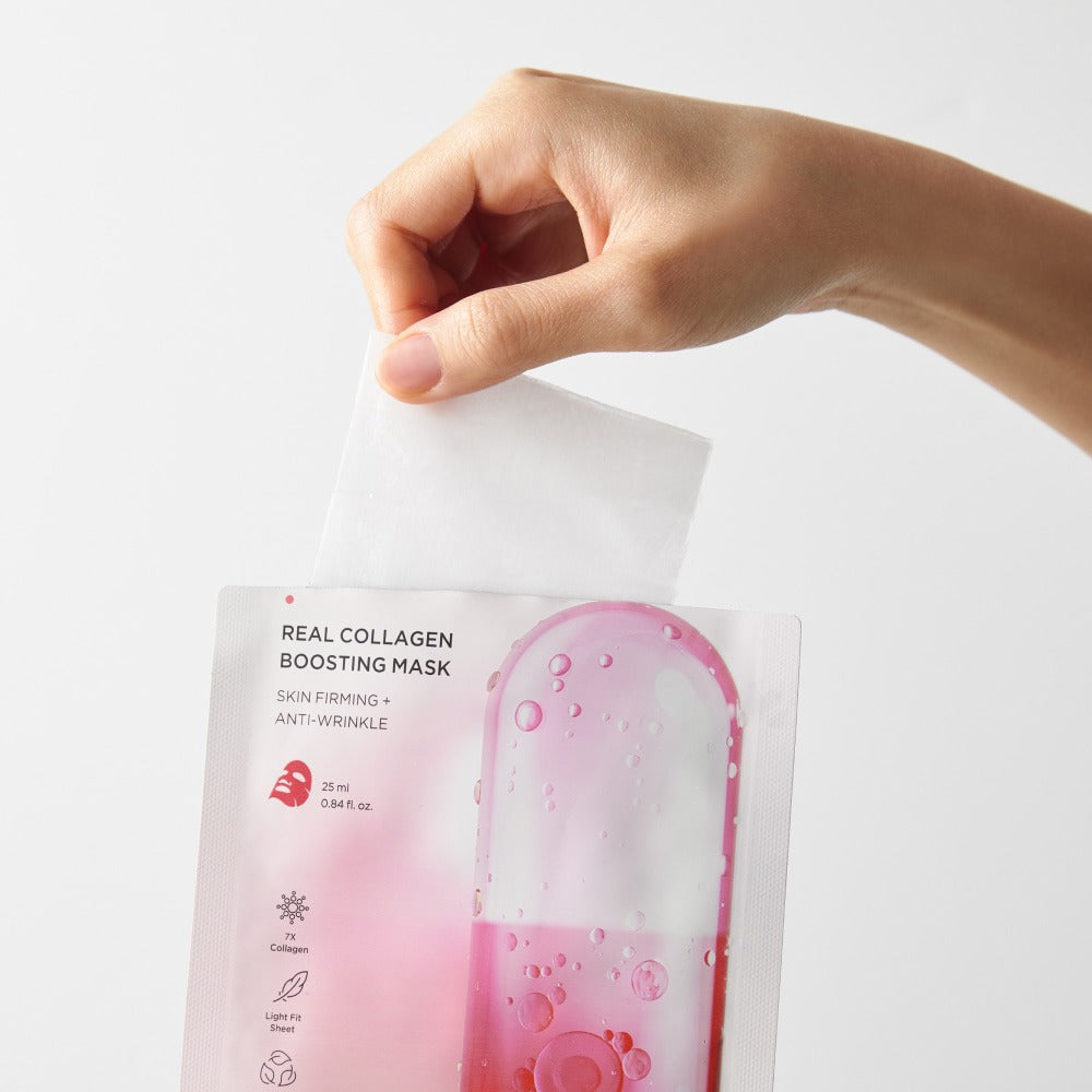 Main tenant le BRTC Real Collagen Bosting Mask 10 Sheets, packaging rose et blanc, fond clair, vue produit.
