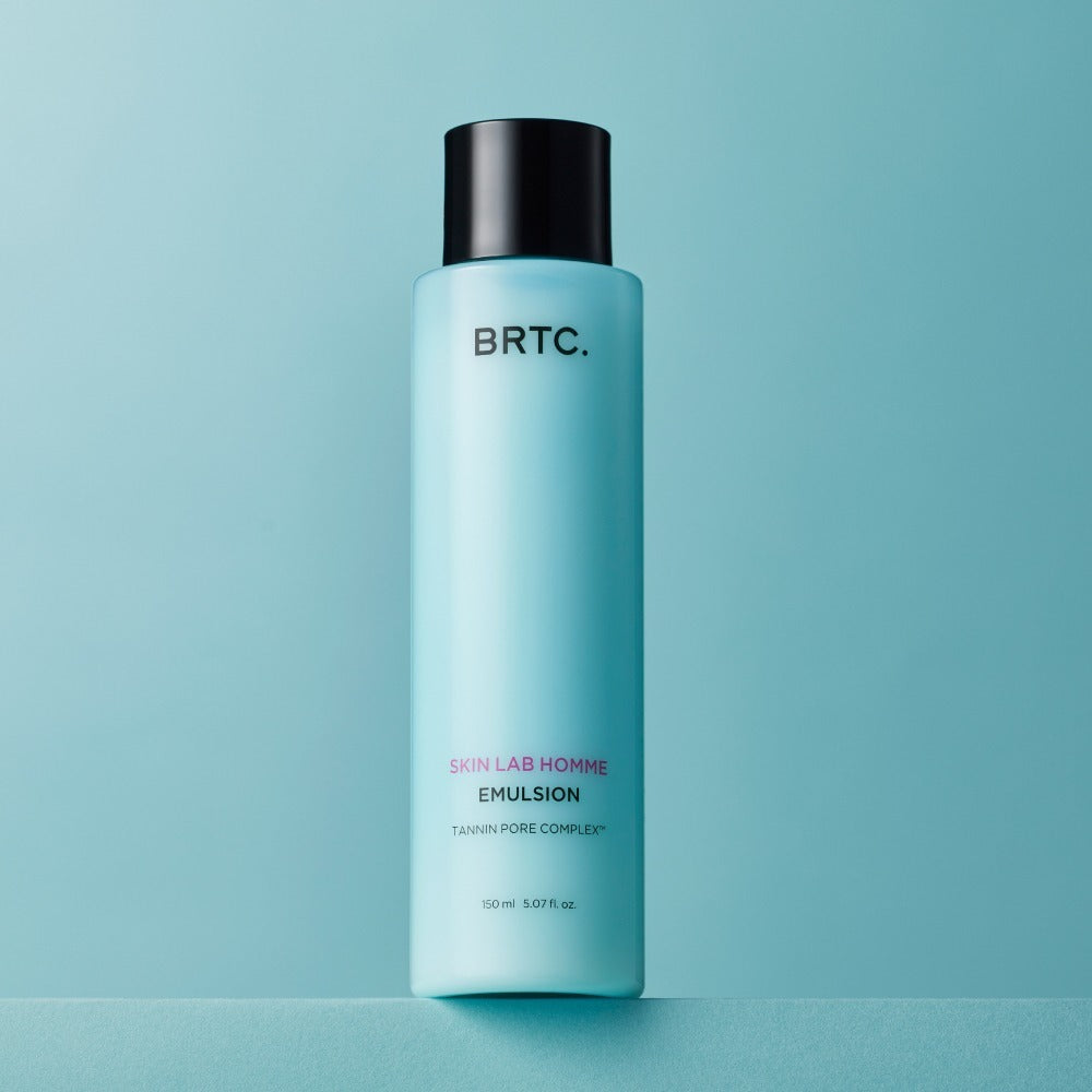 Décris l'image en français : BRTC Skin Lab Homme Series Emulsion 150ml, flacon BRTC sur fond bleu, produit skincare homme