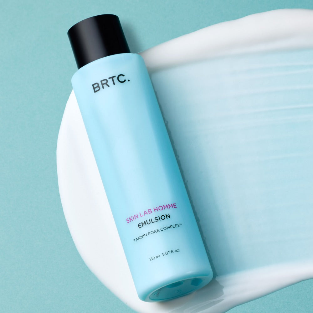 Décris l'image en français : BRTC Skin Lab Homme Series Emulsion 150ml de BRTC, flacon bleu sur fond bleu clair.