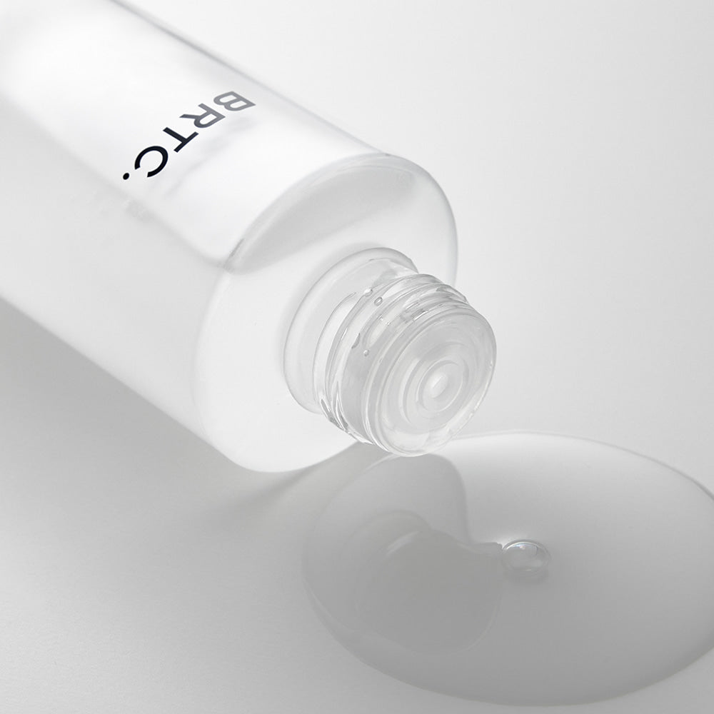 BRTC The First Essence 120ml, flacon blanc de sérum cosmétique avec texture fluide, fond clair minimaliste
