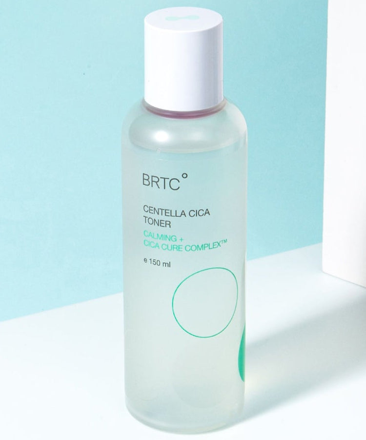 Bouteille de BRTC Centella Cica Toner 150ml posée sur une surface, toner apaisant pour la peau, design minimaliste.
