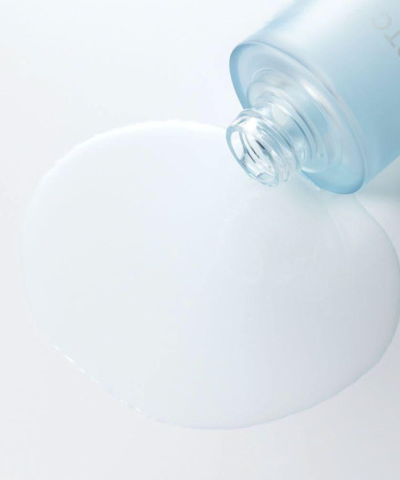 BRTC Hydra Daily Toner 120ml renversé sur une surface blanche, flacon de 120ml.