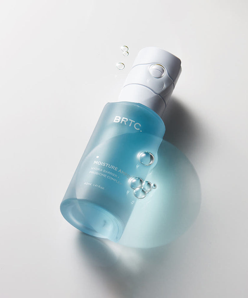 BRTC Hydra Daily Essence 40ml, flacon bleu BRTC sur fond clair, textures hydratantes et gouttelettes en contexte visuel.